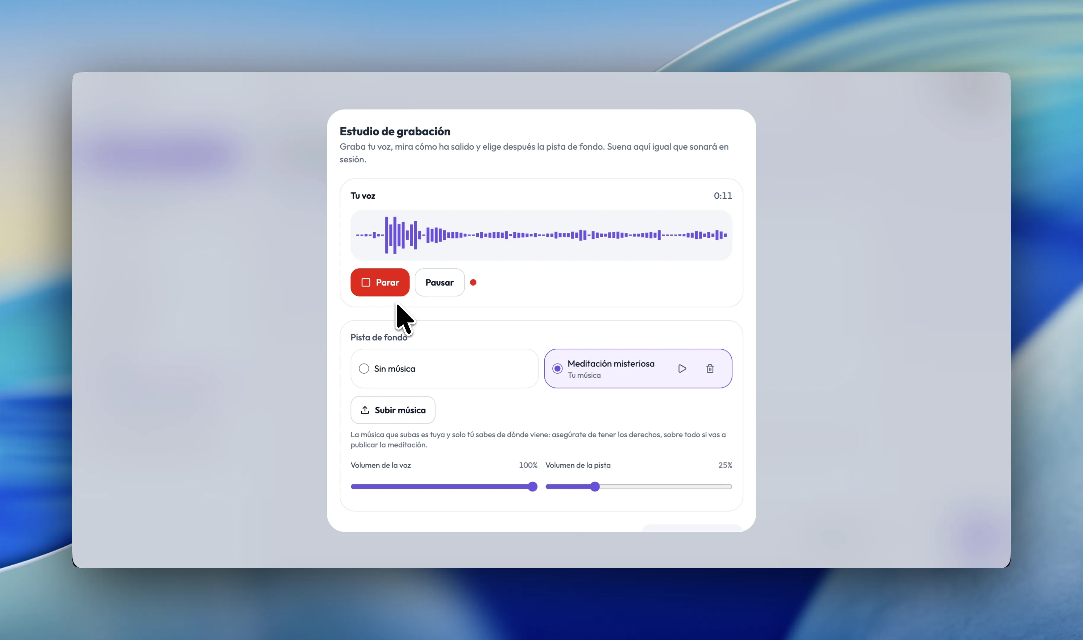 Estudio de grabación de Alchely: la onda de una toma de once segundos con los botones de parar y pausar, la pista de fondo elegida entre «Sin música» y la música propia del terapeuta, y los volúmenes de la voz al 100 % y de la pista al 25 %