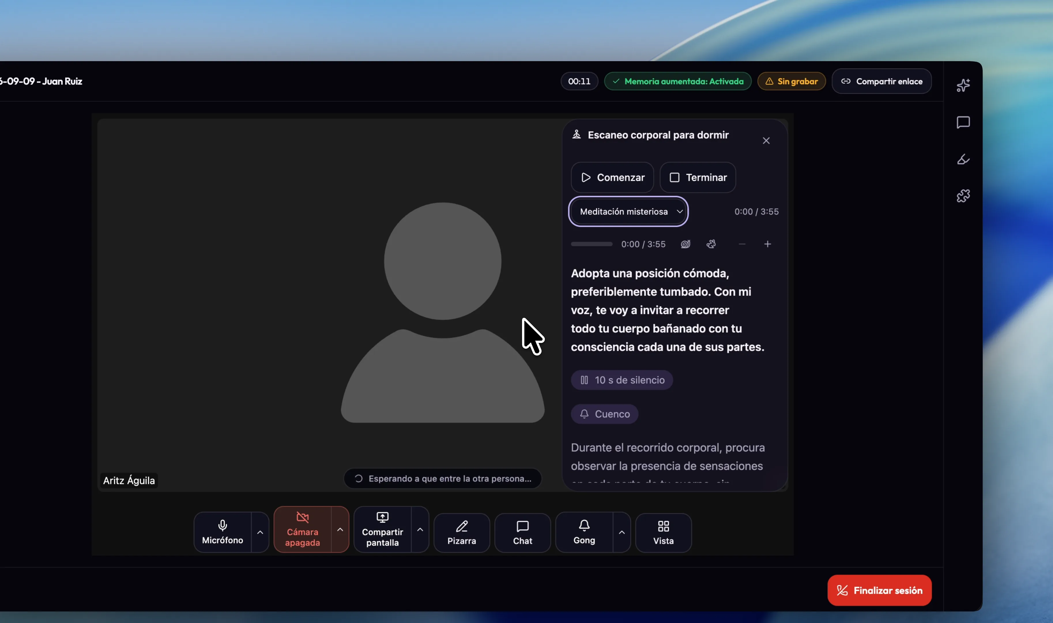 Una meditación en marcha dentro de una sesión de AlchelyMeeting: el prompter sobre el vídeo con el párrafo que se está leyendo destacado, las marcas de «10 s de silencio» y «Cuenco», el selector de pista y los controles de ritmo, y el botón de Gong en la barra de la llamada